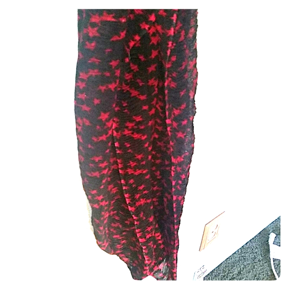 Black and reds starred circle scarf